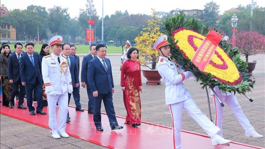 Party and State leaders pay tribute to President Ho Chi Minh ahead of Tet